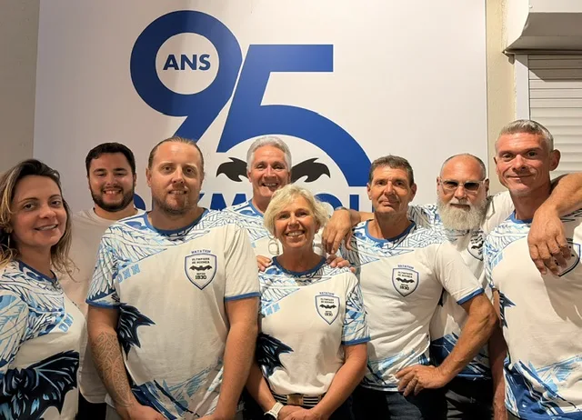 Les coachs de l’Olympique Nouméa Natation réunis en maillot du club pour les 95 ans