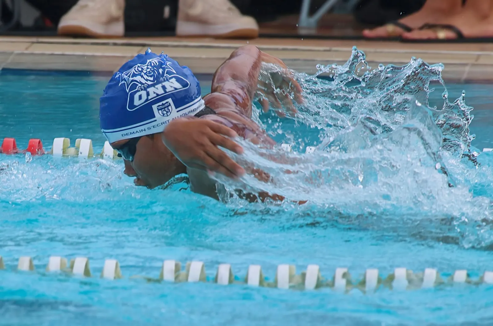 Nageur de l’Olympique Nouméa Natation en papillon pendant une compétition