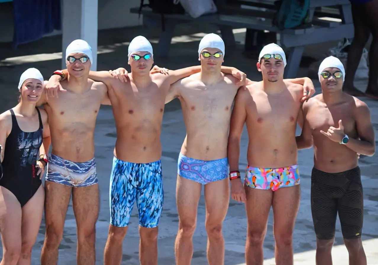 Le groupe Perf’ au bord de la piscine